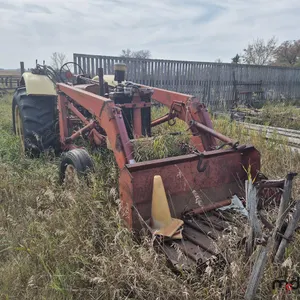 Cockshutt Tractor w/ FEL Bucket
 UNRESERVED