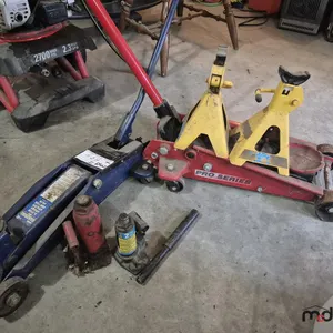 Assorted Floor Jacks, Bottle Jacks & Jack Stands
 UNRESERVED