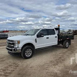 2021 Ford F-350 XLT 4x4 Crew Cab Flatbed Truck