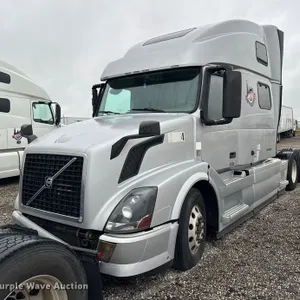 2015 Volvo VNL semi truck