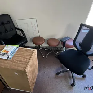 Desk, Office Chairs, Rolling Stools & Whiteboard
 UNRESERVED