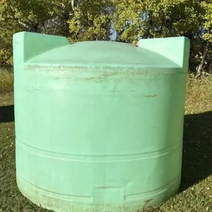 1250gal poly tank (green) has cracks on top.