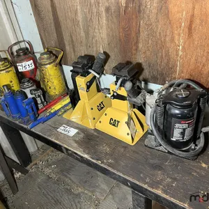 CAT Combination Jacks, Mastercraft Pneumatic Jack & Misc. Bottle Jacks 
 UNRESERVED