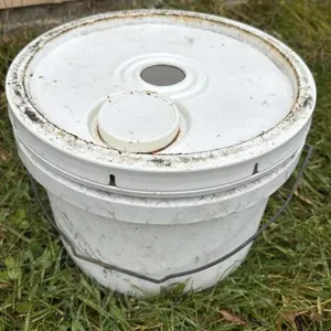 Reliance 2.5-gal feed pail with S/S screen