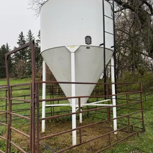 Riemer 470 hopper bottom feed bin on skid (Unit A)  s/n 1811RW2010