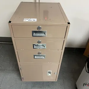 Filing Cabinet (22"x18.5"x38.5")
 UNRESERVED