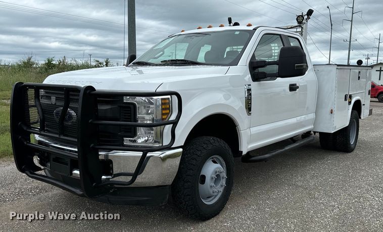 2018 Ford F350 Super Duty SuperCab utility bed pickup truck