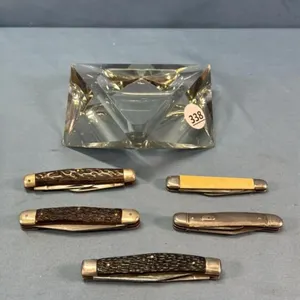 GLASS TRIANGLE ASH TRAY WITH 5 POCKET KNIVES