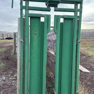 Post mount auto catch headgate