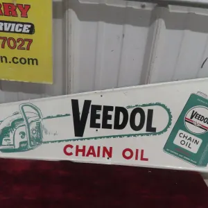 Veedol Chain Oil Metal Tin Sign W/ Chainsaw Graphic, Barker Mfg, C. 1950s–1960s, 32" Up To 12"