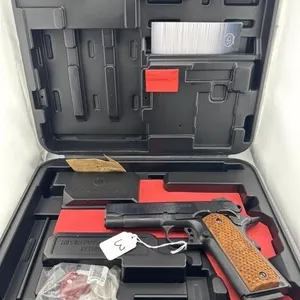 Metro Arms Commander 45 ACP
One 8 round clip and