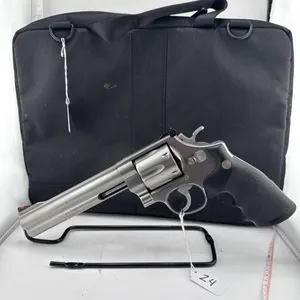 Smith & Wesson 629 Classic 44 MAG 
Bag included