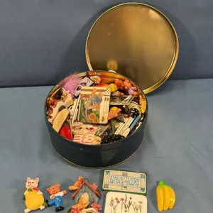 LARGE QUANTITY OF FRIDGE MAGNETS
