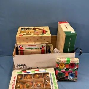 QUANTITY OF VINTAGE CHRISTMAS DECORATIONS