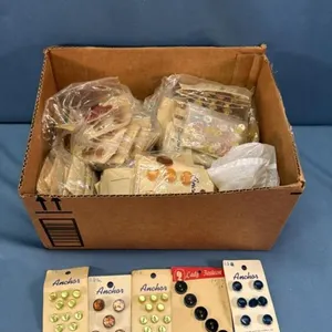 QUANTITY OF VINTAGE BUTTONS