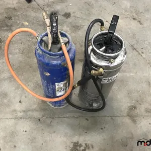 (2) Industrial Hand Pump Sprayers
 UNRESERVED