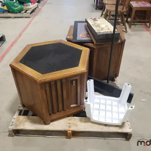 Pallet w/ (2) End Tables, Stepping Stool, Lamp (No Light) & Misc. Wall Décor 
 UNRESERVED
