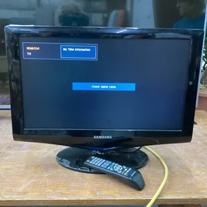SMALL 21” SAMSUNG FLAT SCREEN TV W/ REMOTE