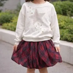 Two-Piece Girls’ Outfit Featuring Star Design and Plaid Skirt