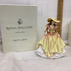 ROYAL DOULTON FIGURINE “PRETTY LADIES COLLECTION” - HEARTFFELT WISHES