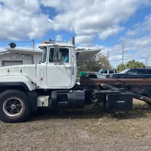 1999 Mack RD 600 Roll Off Truck