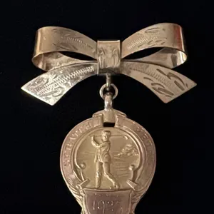 GOLD PLATED GOLF PIN WITH APPROX 9K PENDANT (9G)