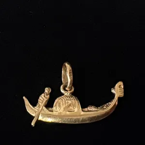 APPROX 18K GONDOLA CHARM (1.8G)