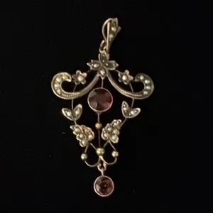 APPROX 9K PENDANT SET WITH GARNETS AND PEARLS (2.4G)