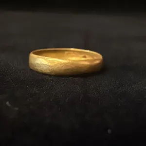 APPROX 20K WEDDING RING (1.8G)