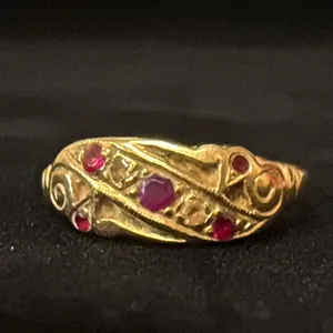 APPROX 12K LADIES RING SET WITH RED AND WHITE STONES (2.9G)