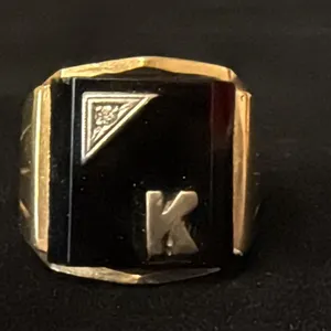 APPROX 10K MENS SIGNET RING SET WITH ONYX AND DIAMOND (6.7G)