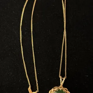 APPROX 10K CHAIN (16") WITH APPROX 14K PENDANT SET WITH JADE (3.3G)