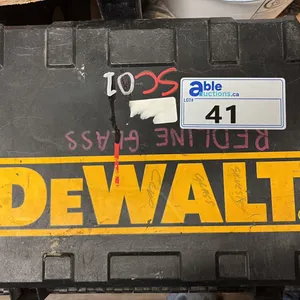 PAIR OF DEWALT SUCTION CUP CLAMPS AND BAR WITH TRIPLE CLAMPS