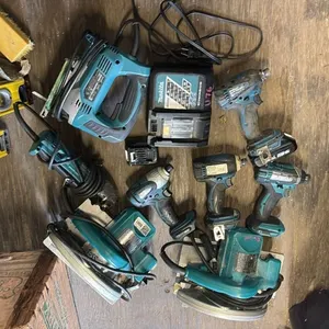 GROUP LOT MAKITA POWER TOOLS. 3 X 18V HAMMER DRILLS MODEL BTD141, LXDT04 WITH BATTERY, DTD152, 1