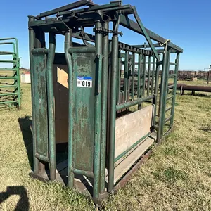 Livestock Squeeze Chute With Wood Floor & Palpation Cage