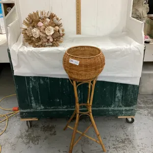 SEASHELL BOUQUET W/ RATTAN PLANT STAND