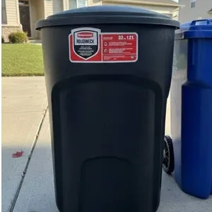 Rubbermaid Roughneck 32 Gallon Outdoor Trash Can with Lid and Wheels