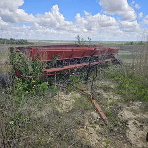 International Harvester Box Drill Seeder w/ Discer
 UNRESERVED