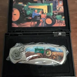 John Deere pocket knife in plastic case (case lid