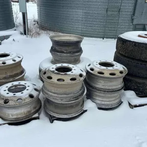 Mixed Tires and Aluminum Rims