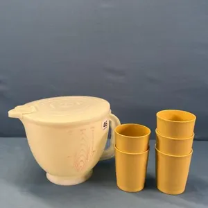 TUPPERWARE 2QT MEASURING CONTAINER