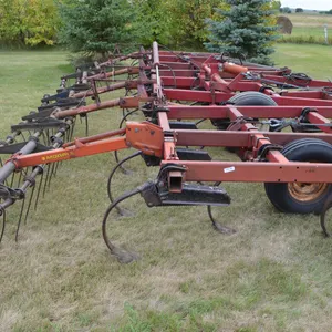 24' International Vibra Chisel Cultivator with 3 row tines, nice shape, 3 great tires, incl. hydraulic cyl., Has a sight crack on transport tire but s