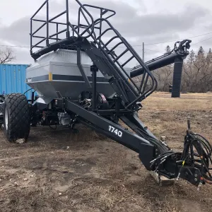 2002 - 30 ft Flexi Coil 1740 No Till Drill  with a 2003 - 8100 Tool Bar, never had fertilizer, no rust, unit is made for direct sod seeding, 66 bushel