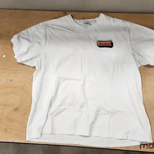 T-Shirt
 UNRESERVED