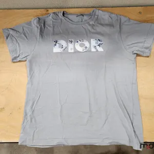 T-Shirt
 UNRESERVED