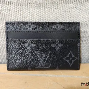 Wallet
 UNRESERVED