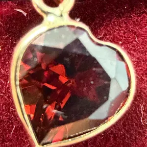 10K  GARNET (0.09CT)HEART-SHAPED PENDANT SUGGESTED RETAIL VALUE $400