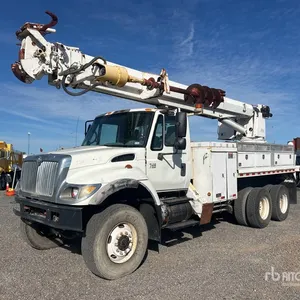 Altec D3060T on 2007 International 7400 Digger Derrick Truck
