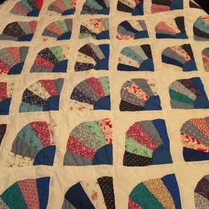 Fan hand stitched quilt approx 84x88