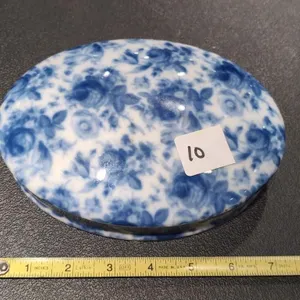 Blue/white floral ceramic trinket box
